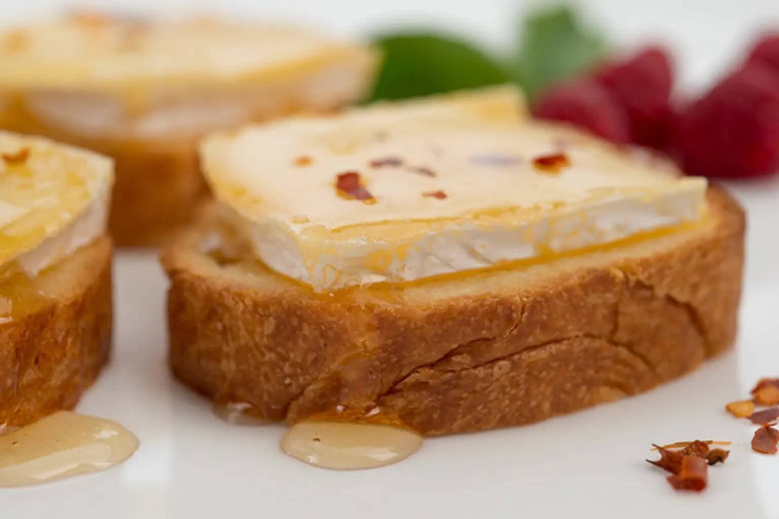 Camembert con miel y pimienta