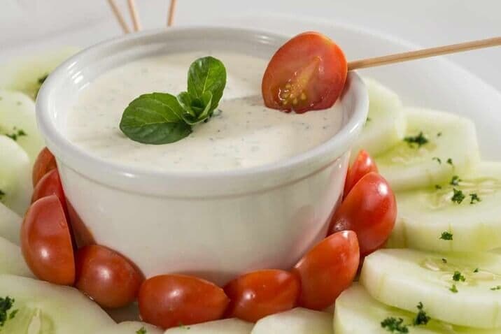 Dip de yogurt y crocantes de parmesano