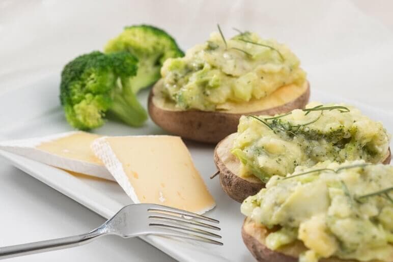 Papas rellenas con brie y brócoli