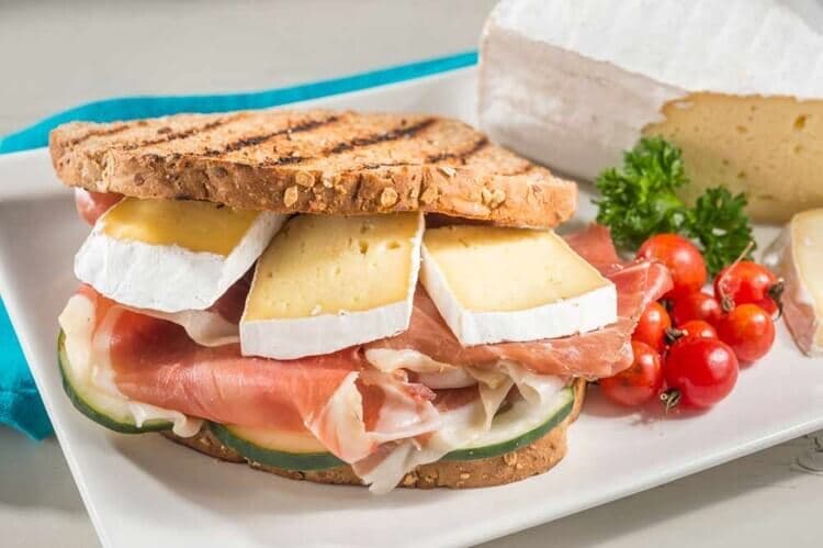 Sánduche de brie y jamón serrano